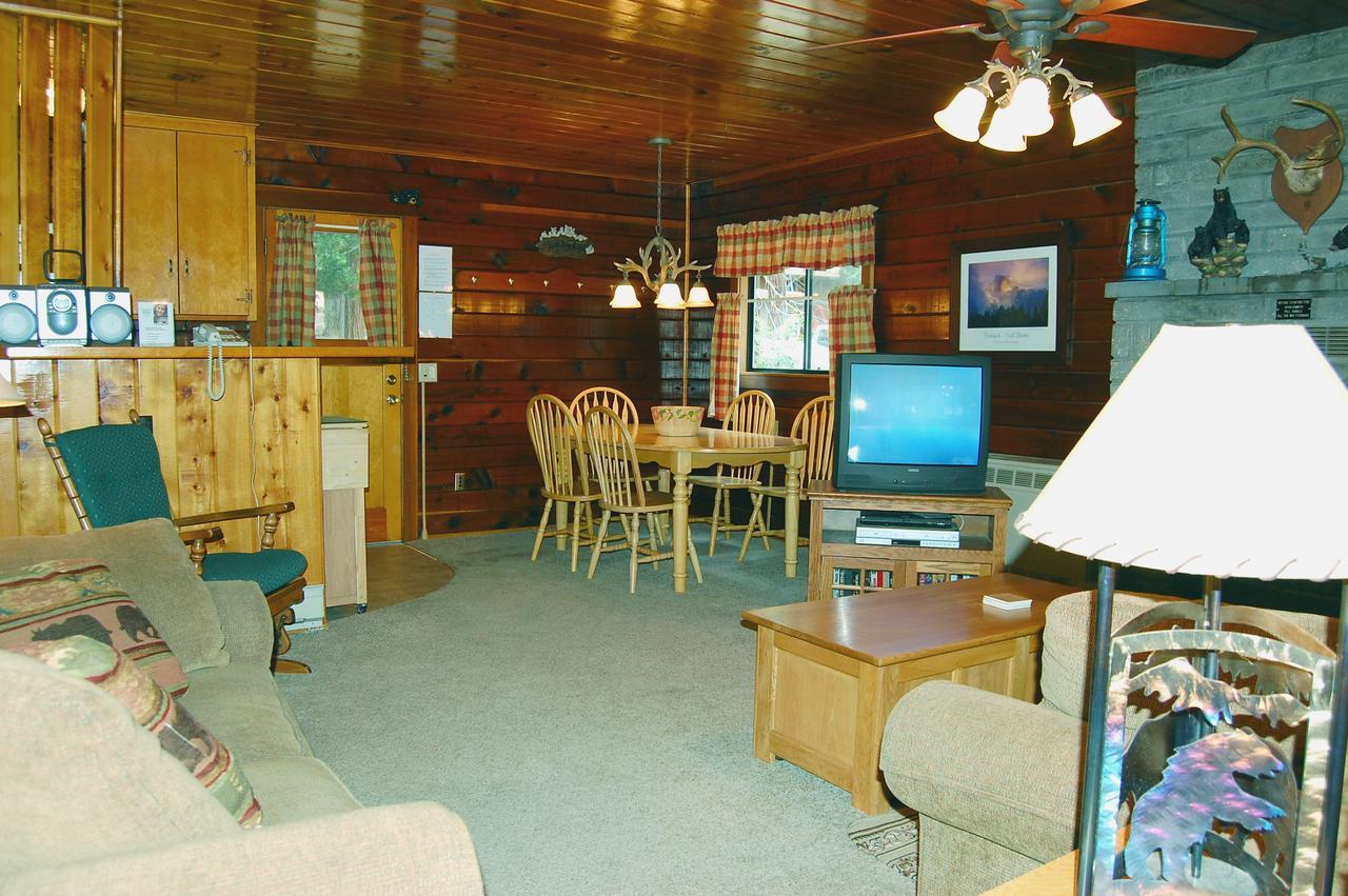 35 Cubbys Den Villa Wawona Room photo