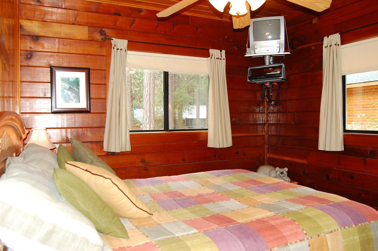 35 Cubbys Den Villa Wawona Room photo