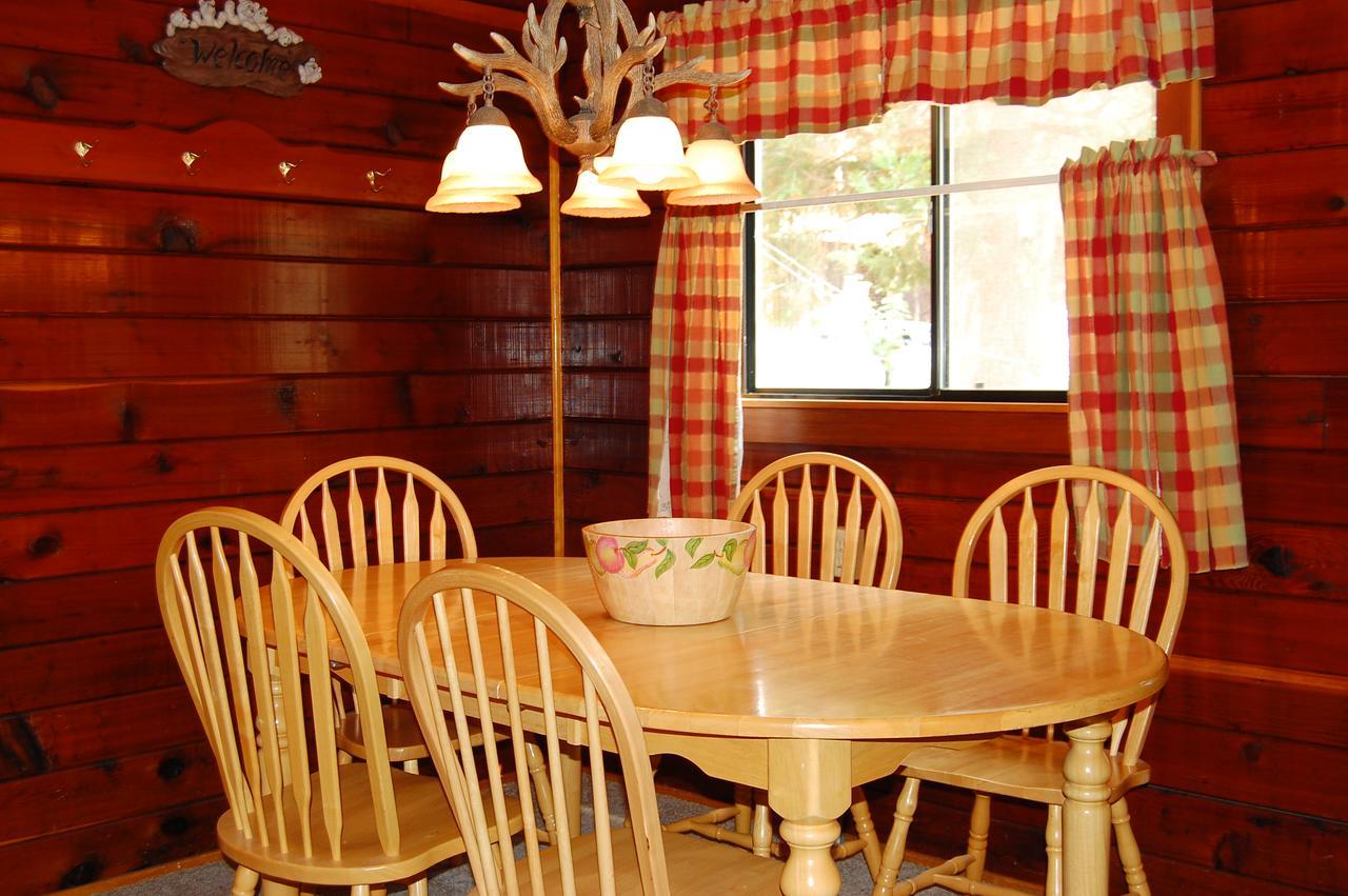 35 Cubbys Den Villa Wawona Room photo