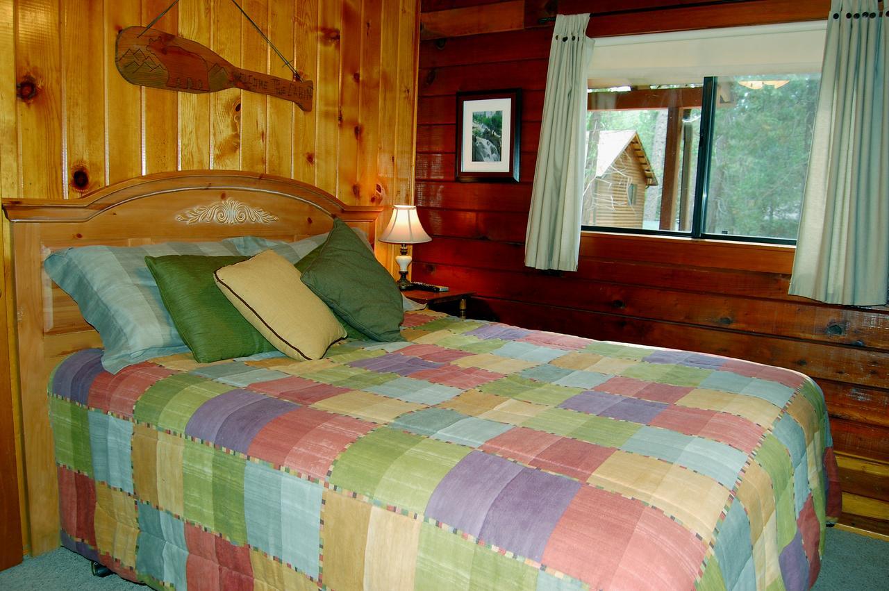 35 Cubbys Den Villa Wawona Room photo