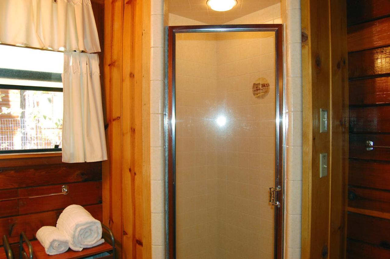 35 Cubbys Den Villa Wawona Room photo